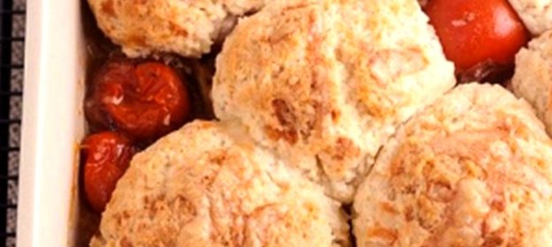 Томатный коблер с сырным печеньем