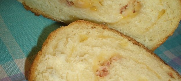 Хлеб с сыром и сырокопченым беконом Пикник