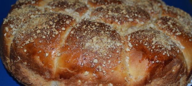 Йогуртовые булочки с творожной массой и карамельно-ореховой корочкой