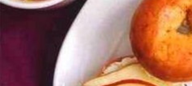 Булочка с сыром, грушей, медом и орехами