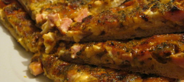 Пицца с грибами,молочной колбасой и копченым колбасным сыром