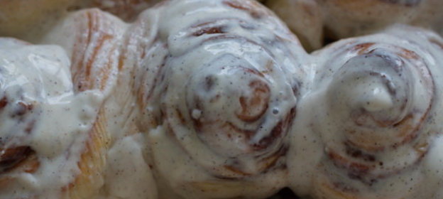 Булочки с корицей в сметанной заливке