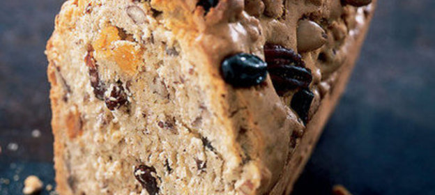 Кекс с изюмом и орехами