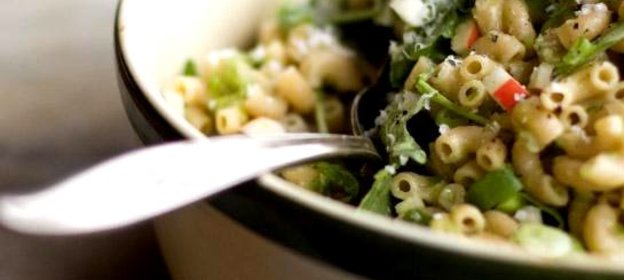 Салат с макаронами, зеленым луком и сыром
