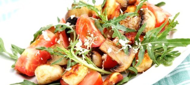 Салат «Цезарь» с курицей и шампиньонами