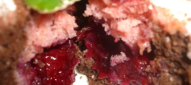 Маффины шоколадно-вишневые с сочной вишенкой внутри(тесто с желе)