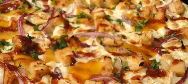 Пицца с жареной курицей