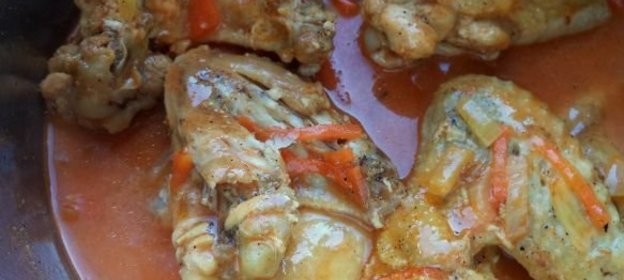 Крылышки, тушенные с овощами