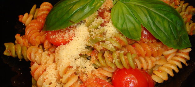 Острая паста фузилли болонез