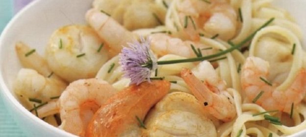 Спагетти с креветками и морскими гребешками