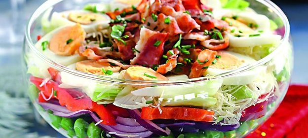 Слоеный салат с сыром и беконом