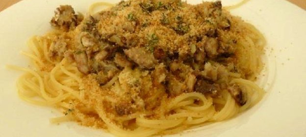 Спагетти с сардинами и сухариками