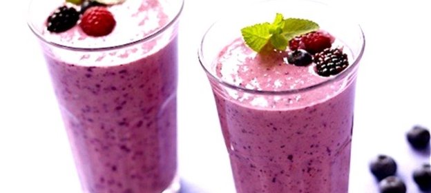 Ягодный смузи с зеленым чаем