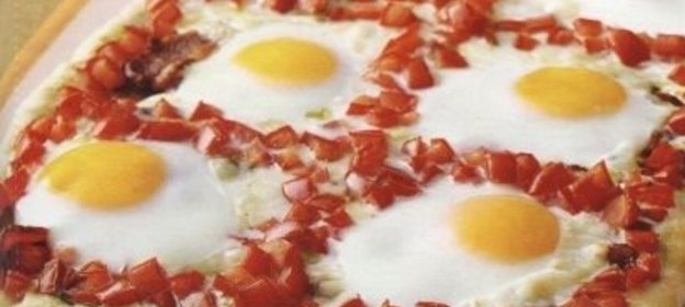Пицца с помидорами и яйцами