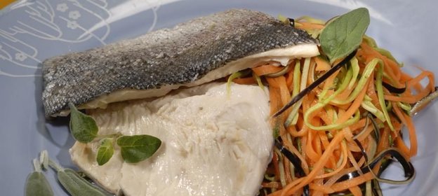 Форель с овощными спагетти