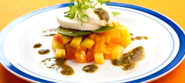 Фруктовый салат с авокадо и фисташками