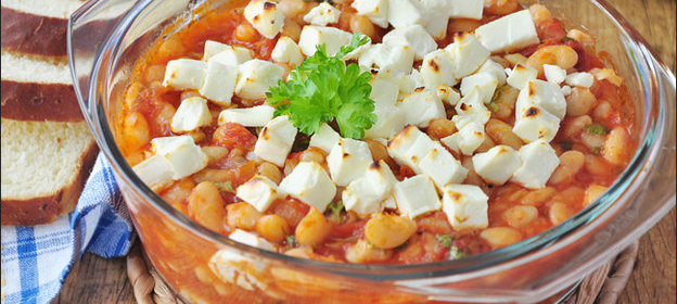 Фасоль, запеченная в томате по-средиземноморски