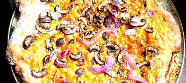 Пицца с луком и сыром