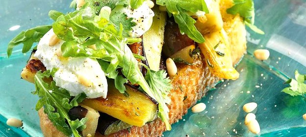 Салат на деревенском хлебе с баклажанами и козьим сыром