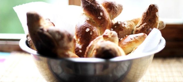 Булочки-косички с льняными семечками и солью