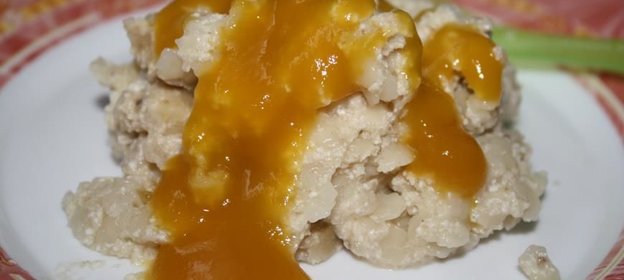 Творожно-макаронная запеканка с бананом и соусом из манго