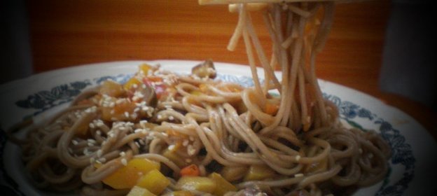 Гречневая лапша с овощами