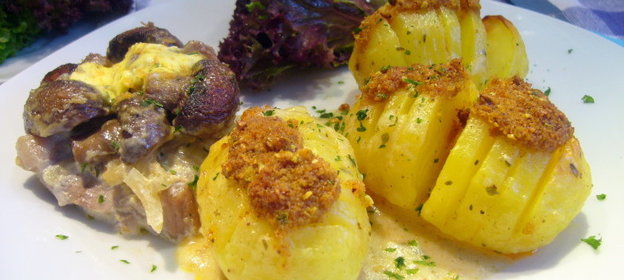 Печеная картошка-гармошка под соусом бешамель