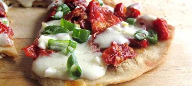 Пицца с солеными помидорами