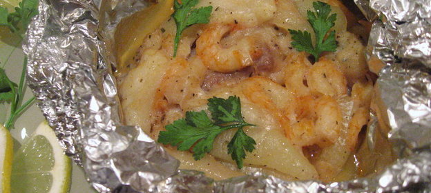 Запеченая в фольге морская рыба с креветками