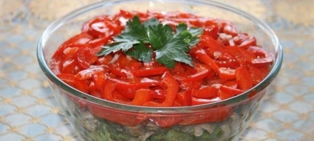 Теплый салат с фасолью и свининой