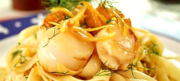 Паста с чесноком, гребешками и рукколой