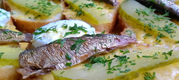 Салат из морской рыбы с картофелем и зеленым горошком