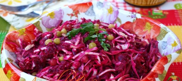 Овощной салат с говядиной и горошком