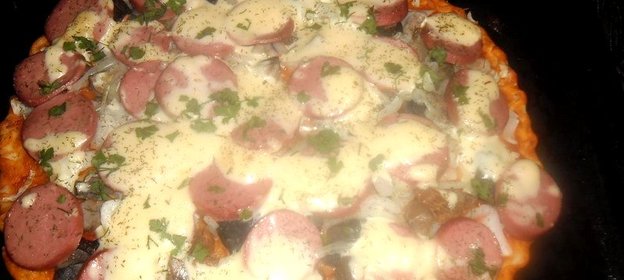 Пицца с сардельками и грибами в плавленном сыре
