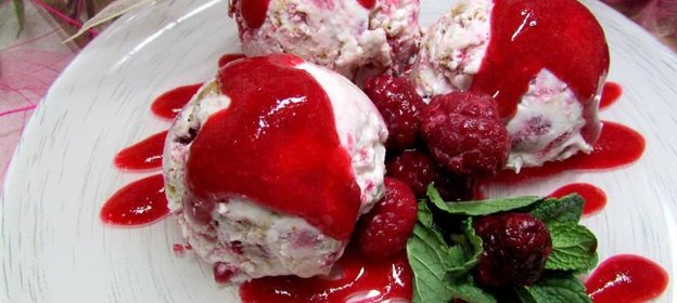 Семифредо из рикотты с малиной и миндальным печеньем