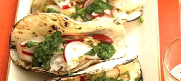 Лепешки с рыбой, сальсой и редисом