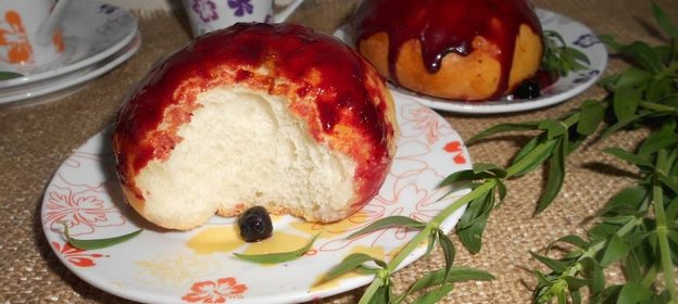 Булочки с черничной глазурью