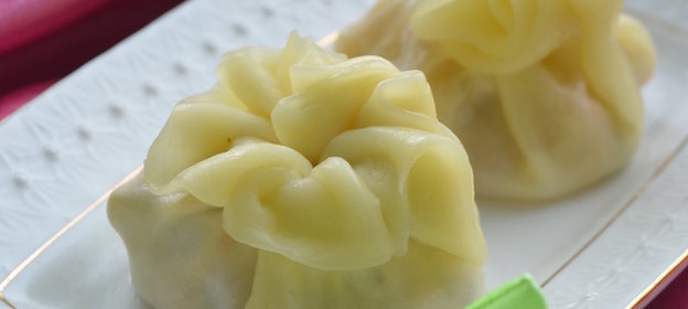 Мешочки из моцареллы с фруктами