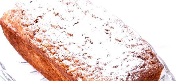 Кекс с кленовым сиропом и яблоками