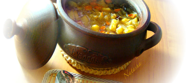 Щи из квашеной капусты с сухими грибами из горшка чёрнолощёной керамики