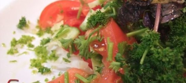 Пицца с бараниной и помидорами