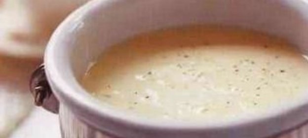 Морской судак, запеченный с луком и лимоном