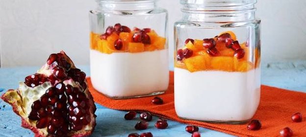 Панакота с карамельной хурмой и гранатом