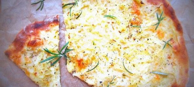 Пицца с картофелем и пряными травками