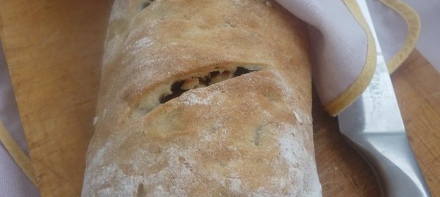 Батон по-средиземноморски с орехами