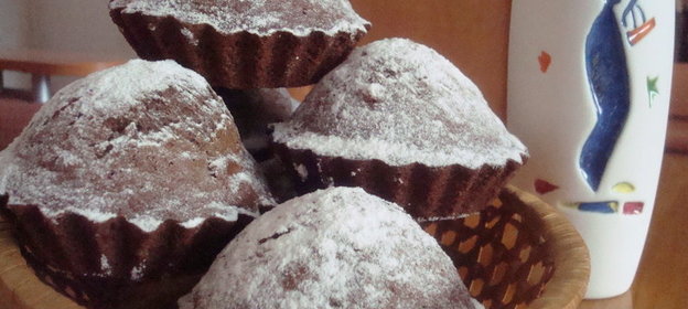 Шоколадные кексы с лесными орешками и изюмом