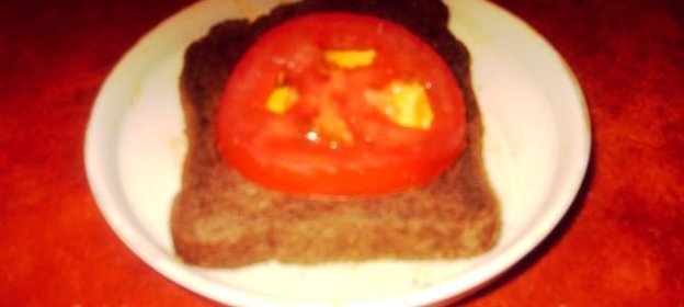 Fry egg in a black bread. Жареное яйцо в черном хлебе