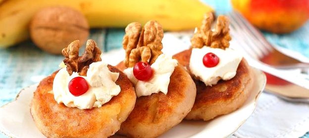 Манные оладьи с яблоками, орехами и изюмом