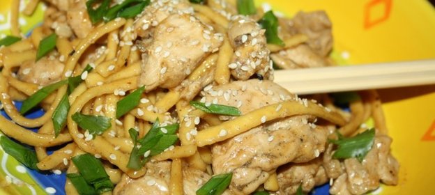 Острая яичная лапша с курицей в тайском стиле