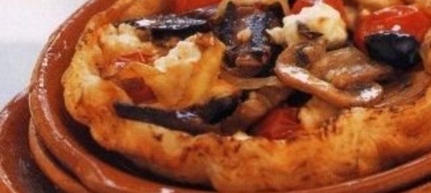 Салат витаминный из сырых овощей с морской капустой.